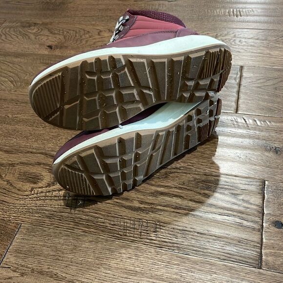 Target Burgundy weatherproof shoes. Sz 7 - Picture 6 of 7